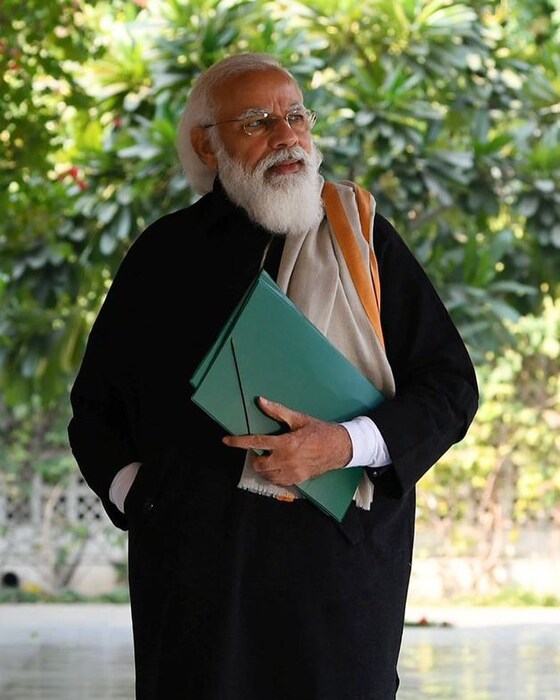 पंतप्रधान मोदींनी डिसेंबर 2022 मध्ये त्यांच्या जम्मू आणि काश्मीर भेटीचा हा फोटो शेअर केला. यात त्यांनी पारंपरिक काश्मिरी पोशाख परिधान केला आहे. (Image : Instagram)