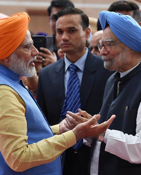 नोव्हेंबर 2019 मध्ये पंजाबमधील करतारपूर कॉरिडॉरच्या उद्घाटनावेळी पंतप्रधान मोदी माजी पंतप्रधान मनमोहन सिंग यांच्यासोबत पारंपरिक शीख पेहरावामध्ये. (Image : Instagram)