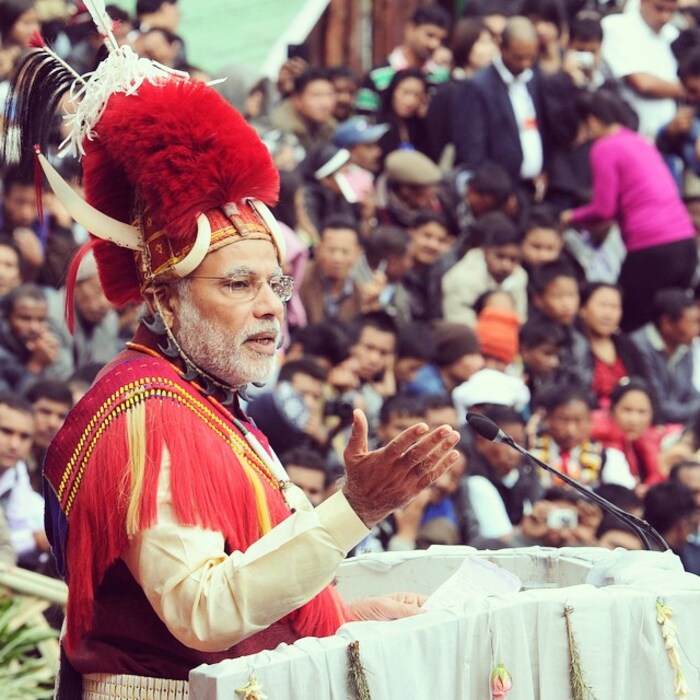 2014 मध्ये नागालँडमधील हॉर्नबिल फेस्टिव्हलमध्ये मोदी. या वेळी, त्यांच्या डोक्यावर अगदी आगळं-वेगळं शिरोभूषण पाहायला मिळालं (Image : इंस्टाग्राम)