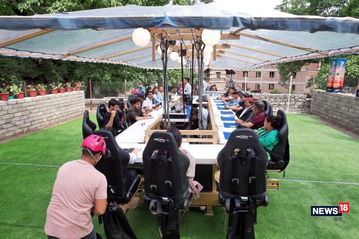 खरं तर, हे देशातील तिसरं आणि हिमाचलचं पहिलं फ्लाय डायनिंग रेस्टॉरंट मनालीमध्ये सुरू झालं आहे. इथे खाण्यासोबतच पर्यटकांना 170 फूट उंचीवरून डोंगरदऱ्यांचं सौंदर्यही पाहता येतं.