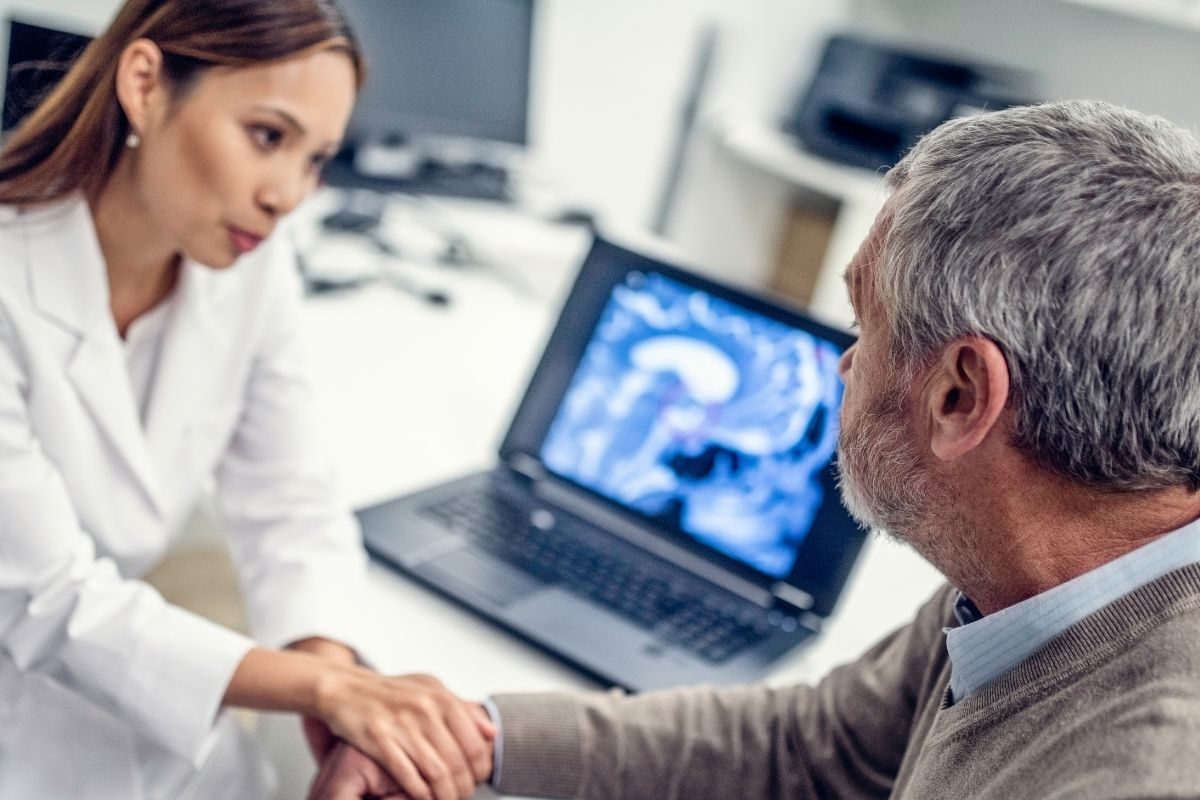 डोळे-पाय जास्त फडफडणे कँन्सरचं लक्षण असू शकतं; असं होत असेल तर काळजी घ्या