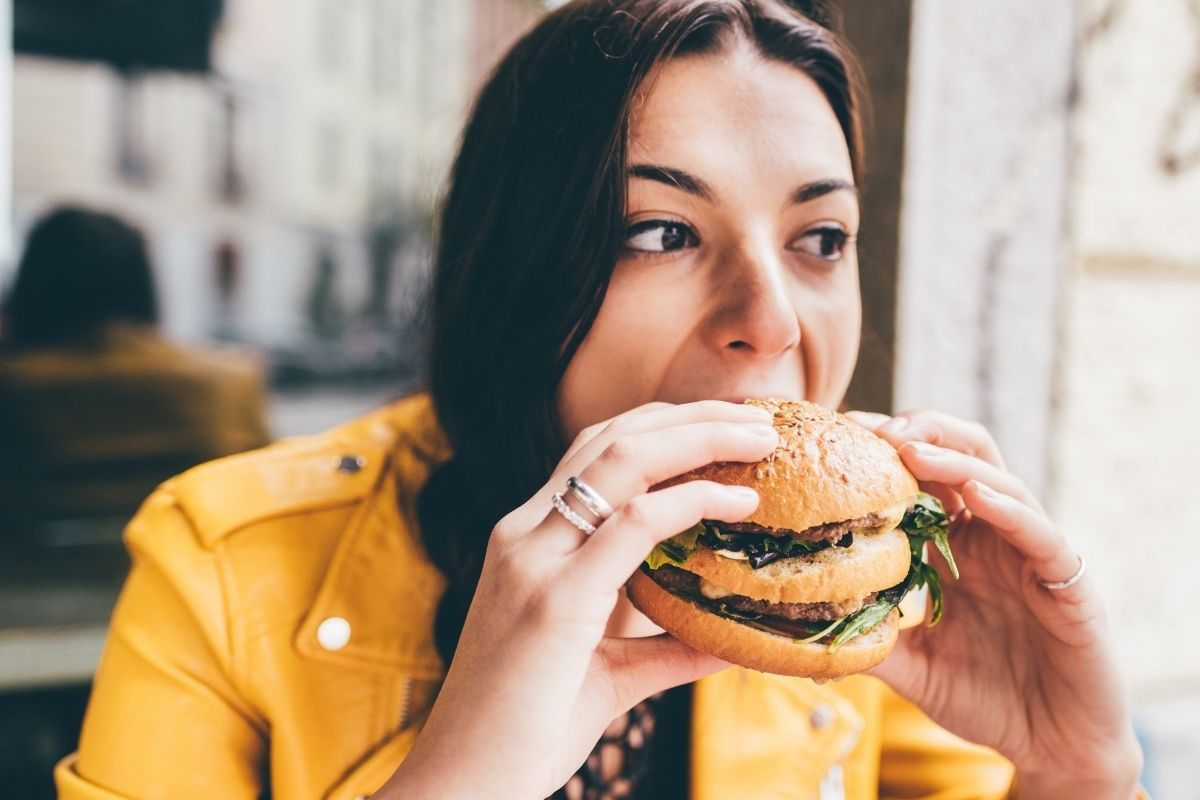 वजन कमी करण्यासाठी घेतलेली सगळी मेहनत विकेंडच्या या चुकांमुळे पाण्यात जाते, हे उपाय करा