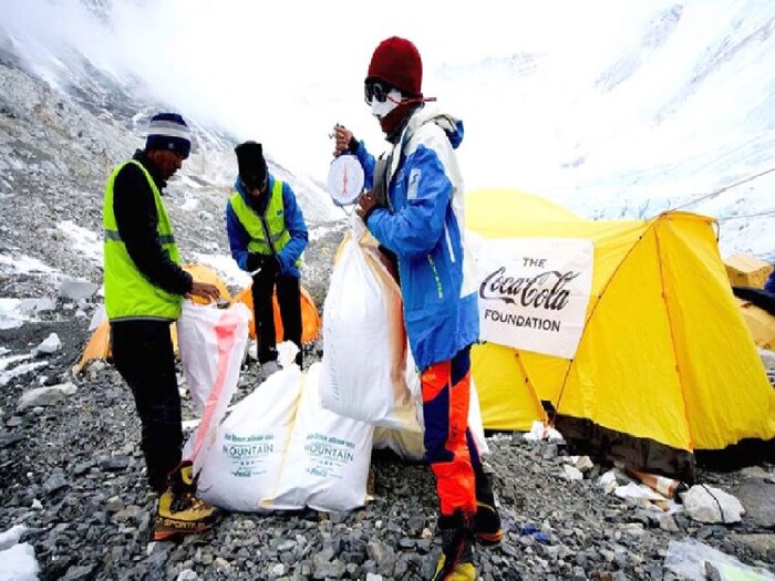 नेपाळ लष्कराच्या नेतृत्वाखालील पथकाने 'सफा हिमाल अभियान 2022' दरम्यान 33.8 टन कचरा गोळा केला. या मोहिमेची सुरुवात 5 एप्रिल रोजी करण्यात आली. 2019 मध्ये सुरू झालेली ही मोहीम 2020 मध्ये कोरोना विषाणूच्या प्रादुर्भावामुळे थांबवण्यात आली होती. यंदा साचलेला कचरा सर्वाधिक आहे. इथे एका निवेदनात लष्करानं सांगितलं की, 2019 मध्ये सुमारे 10 टन आणि गेल्या वर्षी 27 टनांहून अधिक कचऱ्याचं संकलन झालं होतं.