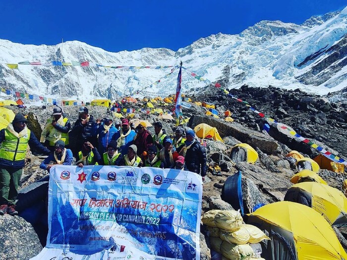 रविवारी जागतिक पर्यावरण दिनानिमित्त 'सफा हिमाल अभियान 2022' ची सांगता झाली. नेपाळ आर्मी आणि शेर्पांच्या संयुक्त पथकाने माउंट एव्हरेस्ट, ल्होत्से, कांचनजंगा आणि मनास्लू येथून 33,877 किलो कचरा गोळा केला.