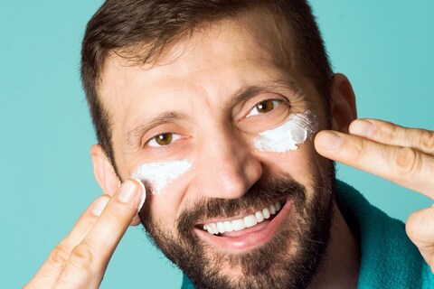 ज्या पुरुषांच्या चेहऱ्यावर दाढी आहे, त्यांच्यासाठी त्वचेची काळजी घेणे अवघड असते. यासाठी आम्ही काही सोप्या फेस पॅकची माहिती देत ​​आहोत जे तुम्ही सहज वापरू शकता. अनेक स्कीन प्रॉब्लेमवर त्याचा फायदा होईल.