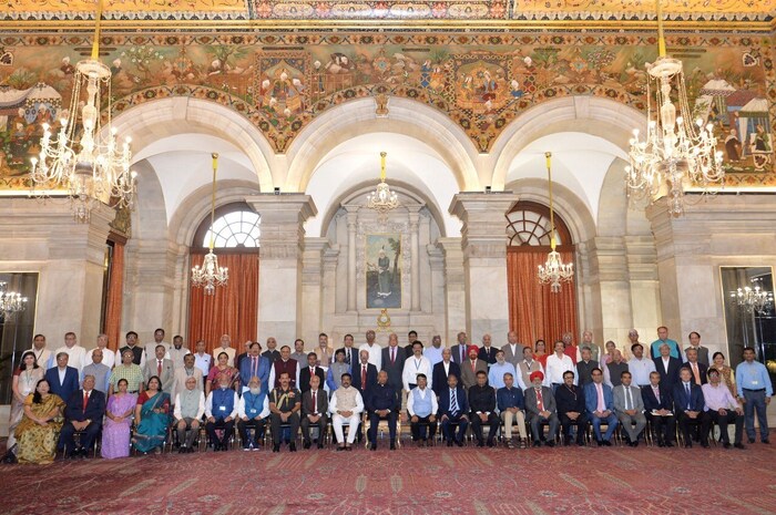 भारताच्या राष्ट्रपतींना आयुष्यभर मोफत उपचार आणि निवास व्यवस्था मिळते. तसंच, निवृत्तीनंतर दीड लाख रुपये पेन्शन मिळते आणि बंगलाही दिला जातो. (Image- @rashtrapatibhvn)