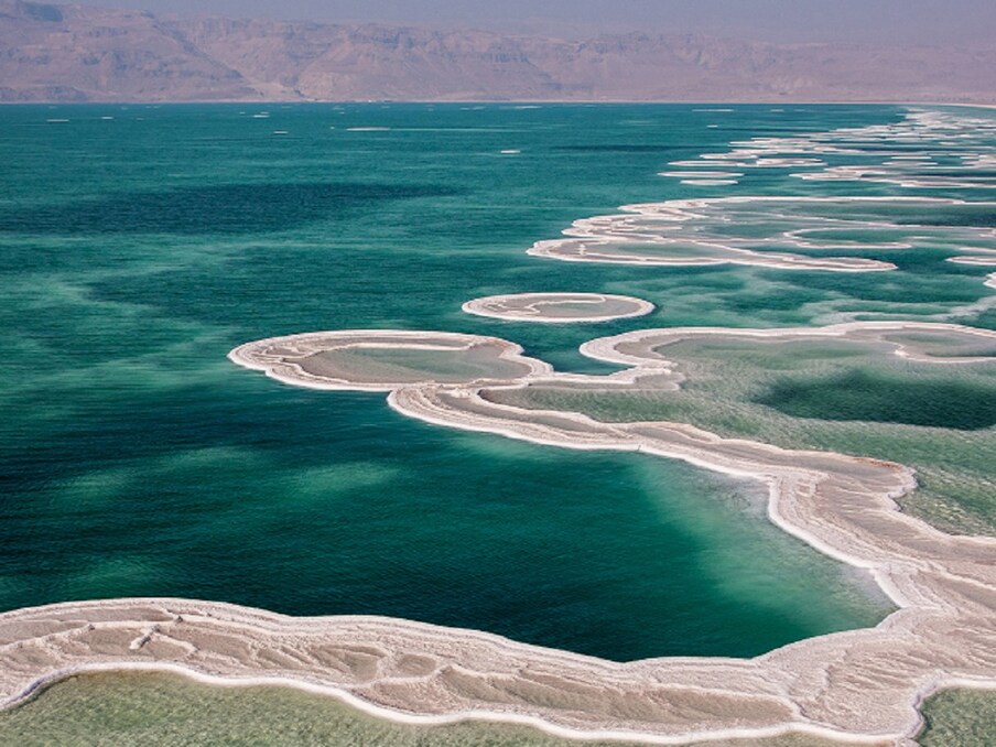 जॉर्डन, इस्रायल आणि पॅलेस्टाईन यांच्यामध्ये असलेला मृत समुद्र किंवा डेड सी हे जगातील सर्वात मोठं खाऱ्या पाण्याचं सरोवर आहे. पाण्यात मीठ खूप जास्त आहे. मीठ पाण्याची घनता इतकी वाढवतं की, मृत समुद्रात आपण सहज तरंगू शकतो.