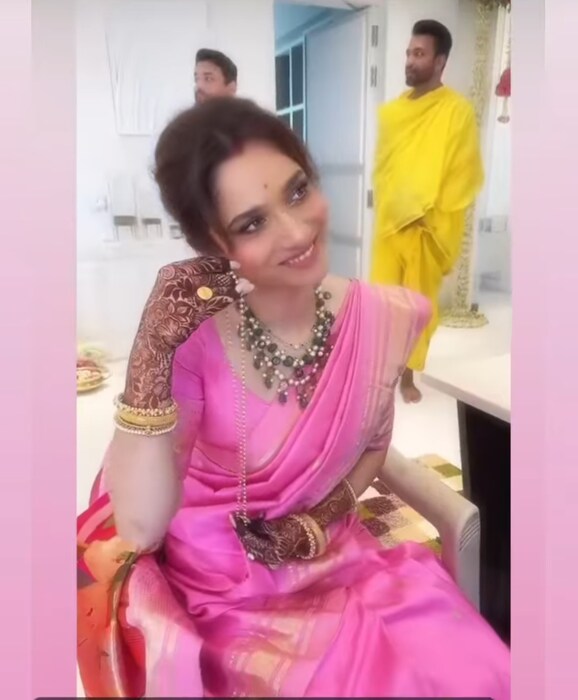 यावेळी दोघांचे कुटुंबीय आणि जवळचे मित्र उपस्थित होते. सध्या या दोघांचे फोटो सोशल मीडियावर व्हायरल होत आहेत. 