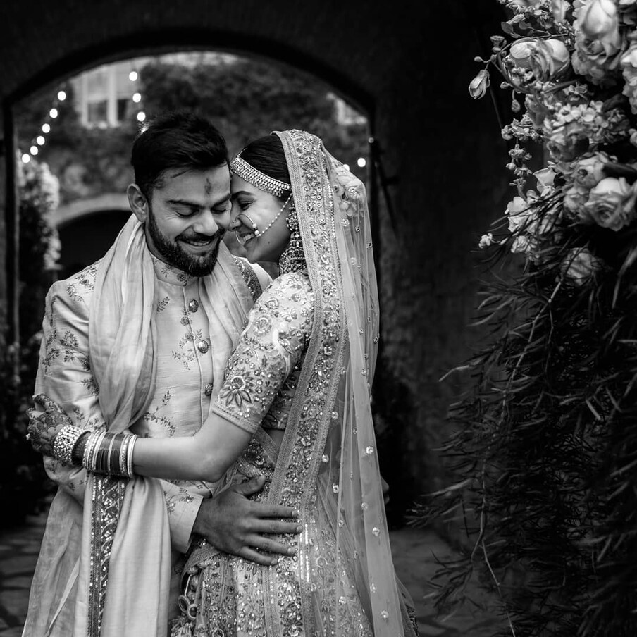  अनुष्का शर्मा आणि विराट कोहलीचे इटलीतील इंटिमेट लग्न खास होते. त्यावेळचे त्यांचे फोटो अनेकांना आवडले (Image: Instagram)