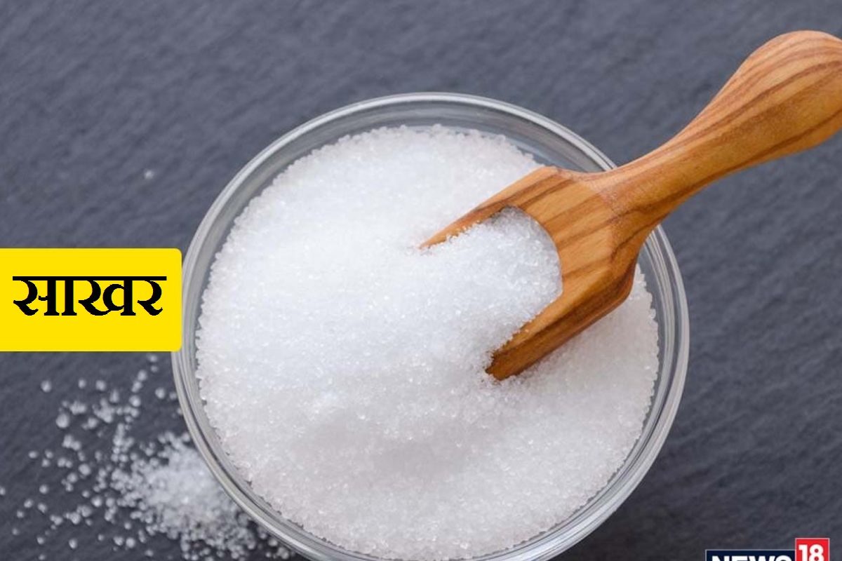 धार्मिक श्रद्धेनुसार साखर खाली पडणे अप्रिय बातमी मिळण्याचे संकेत देते. साखर देवतांना भोग म्हणून अर्पण केली जाते.