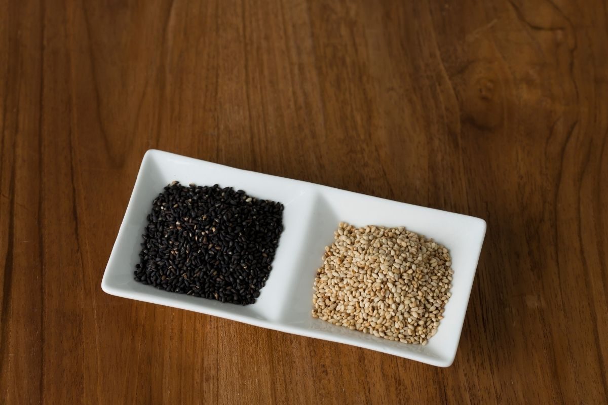 स्किन आणि केसांसाठी तिळाचा असा करा वापर; नॅचरली मिळतील अनेक पोषक घटक