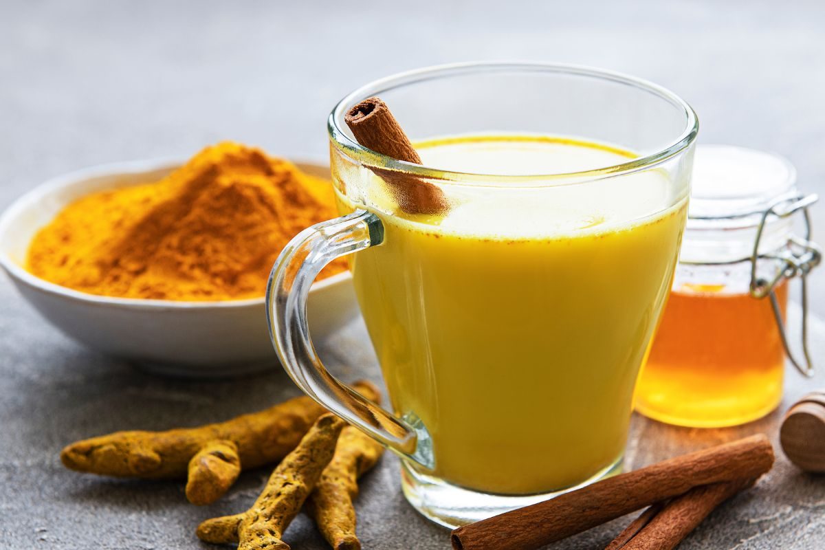 Turmeric: आजारी पडू नये म्हणून दुधात हळद घालून पिणं आहे फायदेशीर; अशा पद्धतींनी वापरू बघा
