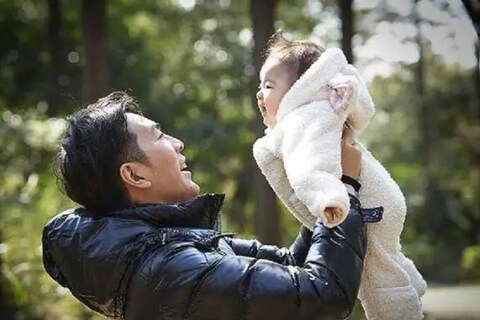 Father's Day: यावेळी तुम्हाला तुमच्या वडिलांना काही खास भेटवस्तू द्यायची असेल, तर तुम्ही आर्थिक गरजा पूर्ण करणारी आर्थिक भेट देऊ शकता. ही भेट अनोखी ठरेल.