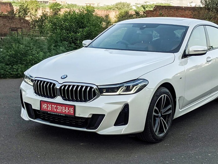 BMW 6 सीरिज: ही कार अनुष्काच्या मालकीची सर्वात महागडी कार आहे. जी 3 प्रकारांमध्ये येते. या टॉप मॉडेल पेट्रोल कारची किंमत 69.88 लाख रुपये आहे. तर बेस मॉडेलची किंमत 71. 48 लाख रुपये आहे. त्याच वेळी, ऑटोमॅटिक व्हर्जनची किंमत 69.88 लाख रुपयांपासून सुरू होते.