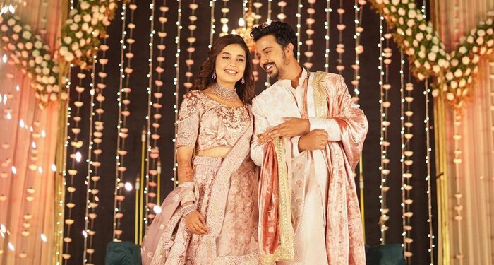 या दोघांनी सोशल मीडियावर आपण रिलेशनशिपमध्ये असल्याचं कबूल केलं होतं.