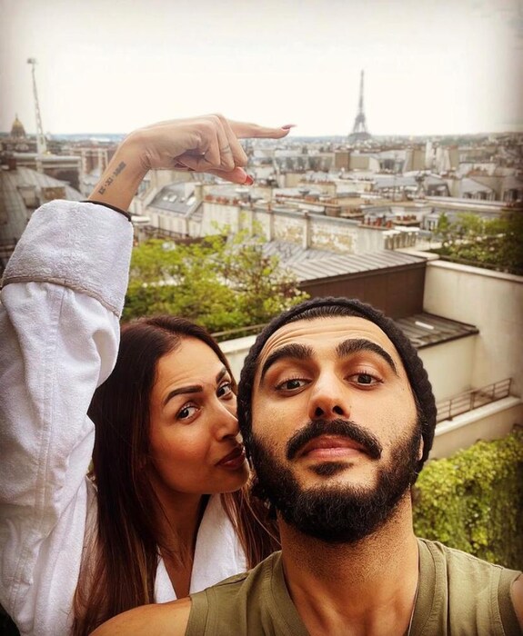 या फोटोमध्ये मलायका अर्जुनला आयफेल टॉवरकडे इशारा करुन दाखवत आहे. 