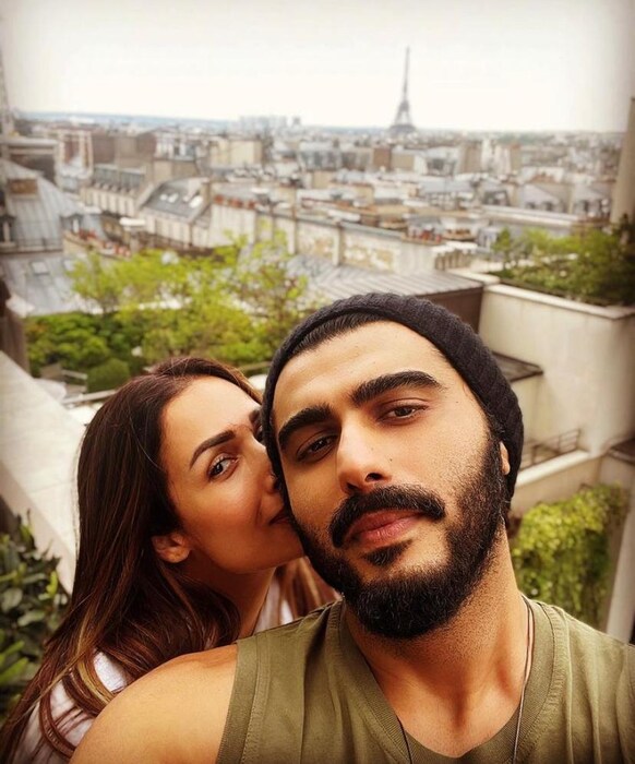 पॅरिसमधील या दोघांचे रोमँटिक फोटोही समोर आले आहेत. अर्जुन कपूरने पॅरिस व्हेकेशनमधील त्याचे काही फोटो शेअर केले आहेत. ज्यामध्ये मलायकाही त्याच्यासोबत दिसत आहे.