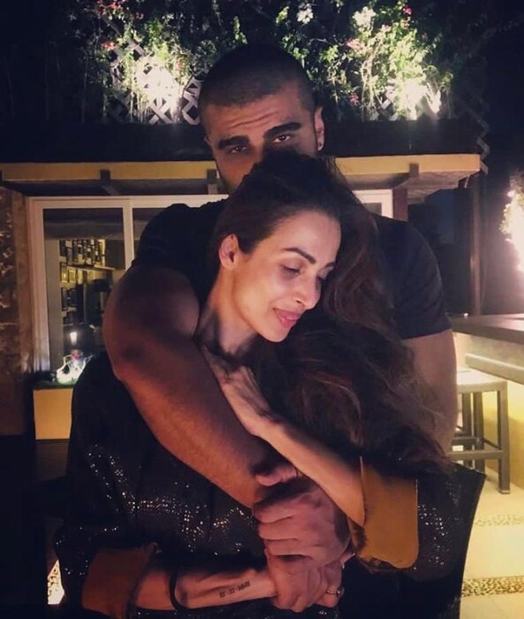  फोटोंमध्ये मलायका आणि अर्जुनच्या पाठीमागे थोड्या दूर अंतरावर आयफेल टॉवर दिसत आहे. 