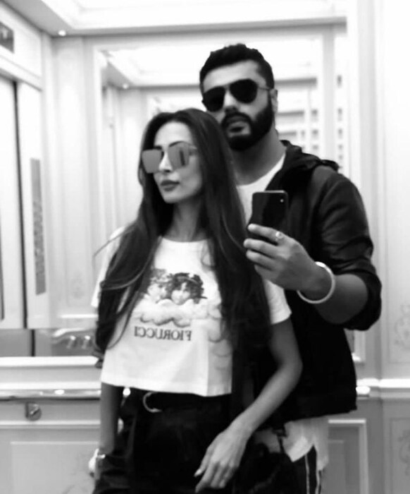  शेअर केलेल्या फोटोंमध्ये अर्जुन कपूर सेल्फी काढत आहे.तर मलायका पांढऱ्या बाथरोबमध्ये पोज देताना दिसत आहे. 