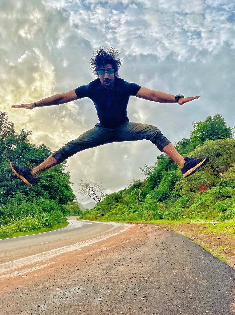 आकाशला पुणे ते लोणावळा हा ६३.५ किमी पल्ला सायकलने गाठण्यासाठी तब्बल ६ तास १५ मिनिटे इतका वेळ लागला.