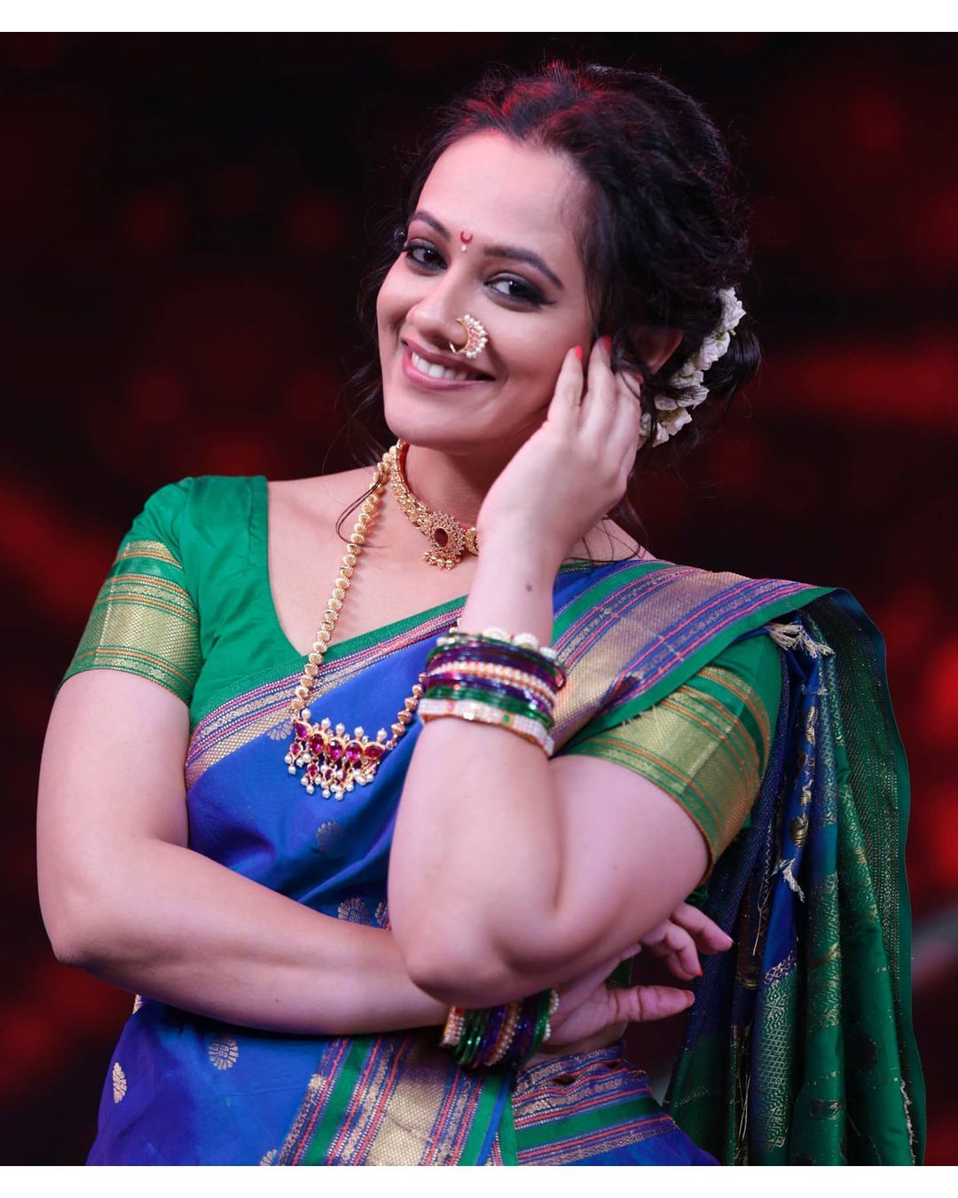 वटपौर्णिमेसाठी तुम्ही स्पृहा जोशीसारख्या तयार होऊ शकता. या फोटोत पारंपारिक नऊवारी आणि साधी मोत्यांची ज्वेलरी तुमच्या सौदर्यात भर घालेल.फोटो क्रेडिट : स्पृहा जोशी