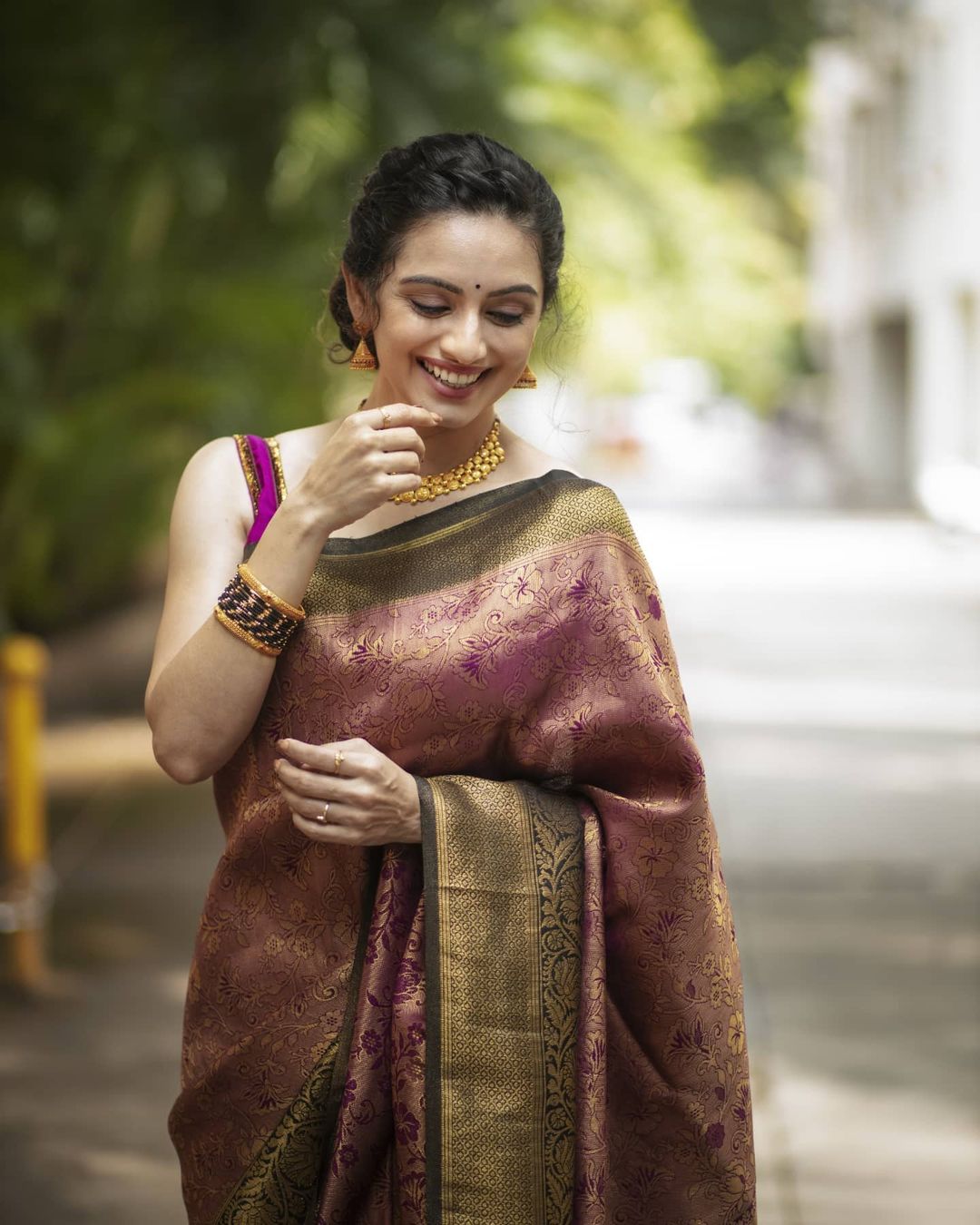 ऋती मराठेचा हा लुक तुम्ही सहज ट्राय करू शकता. काठपदर साडी, स्लिवलेस ब्लाऊड, फ्लोइंग पल्लू आणि त्यासोहबत एक नाजूक चोकर तुमच्या सौदर्यात भर घालेल. फोटो क्रेडिट : श्रुती मराठे