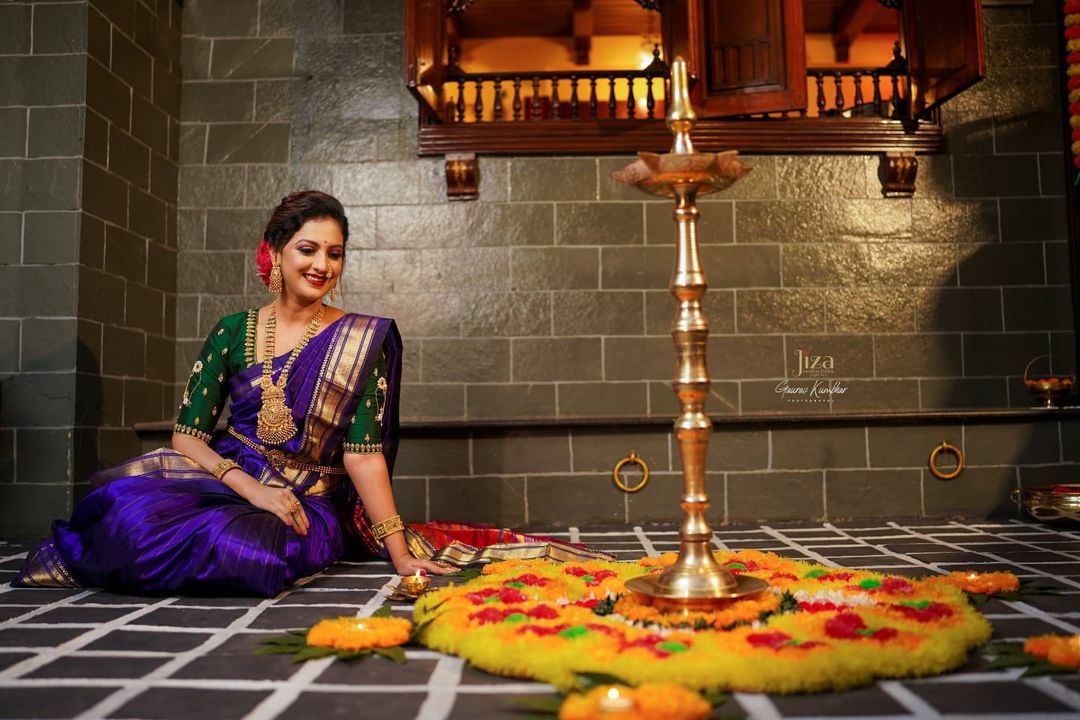 अभिनेत्री तेजश्री प्रधानचा हा रॉयल आणि पारंपरिक लुक तुम्हाला नक्कीच आवडेल. काठपदर साडी, कॉन्ट्रास्ट ब्लाऊज आणि हेवी ज्वेलरी तुमचे सौदर्य आणखी वाढवेल. फोटो क्रेडिट : तेजश्री प्रधान इंस्टाग्राम