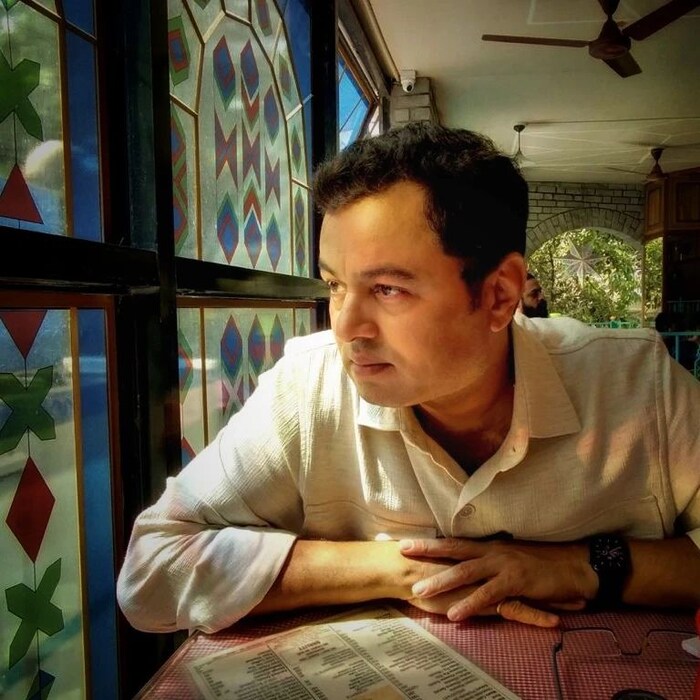 सिनेमातील त्याचा हा फोटो 'कवडसे' असं कॅप्शन देत सुबोधनं हा फोटो शेअर केलाय.