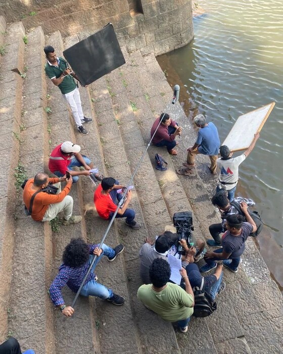 'आवडत्या गावात शूटिंग असणं या सारखा आनंद नाही', असं म्हणतं सुबोधनं फोटो शेअर केला आहे. 