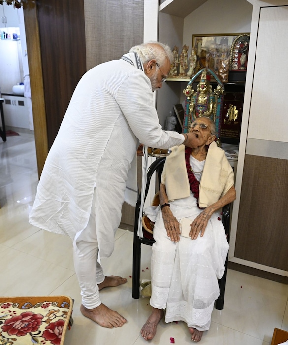  हिराबेन मोदी याा घरातलं जेवणच घेत होत्या. खिचडी, वरण-भात असं साधं जेवण त्यांच्या आहारात असायचं. गोड पदार्थांमध्ये त्यांना लापशी खूप आवडत होतं. नरेंद्र मोदी स्वतःच्या वाढदिवसानिमित्त आईला भेटायला येतात, तेव्हाही खडीसाखर किंवा लापशीनंच त्यांचं तोंड गोड केलं जायचं. 