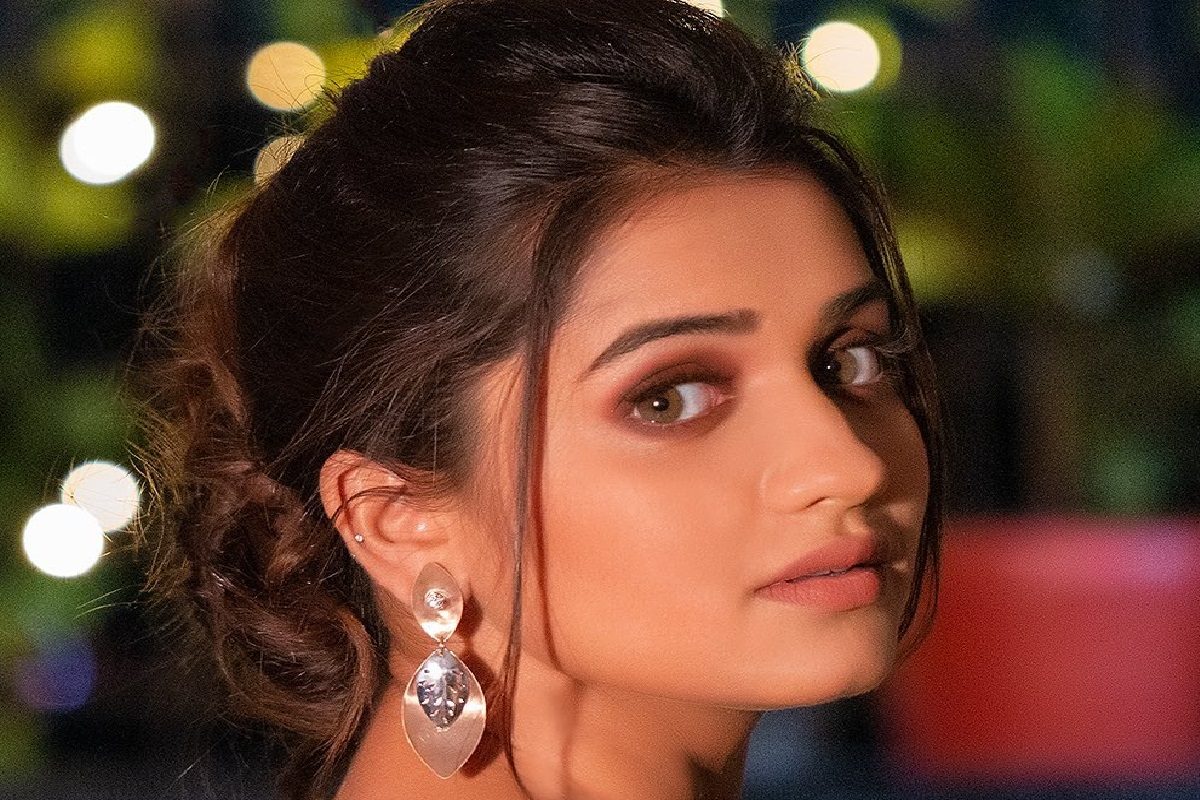 ह्रता दुर्गुळे Instagram वर टॉपक्लास ! 2.5M Followers असणारी ठरली पहिली मराठी स्टार