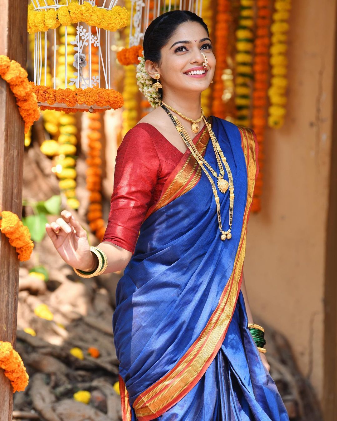 पूजा सावंतचा हा सिंबल आणि परिपूर्ण लुक तुम्ही सहज ट्राय करू शकता. साध्या काठपदर साडीसोबत मंगळसूत्र, एक हार आणि अंबाडा तुमचे सौदर्य खुलवेल. फोटो क्रेडिट : पूजा सावंत
