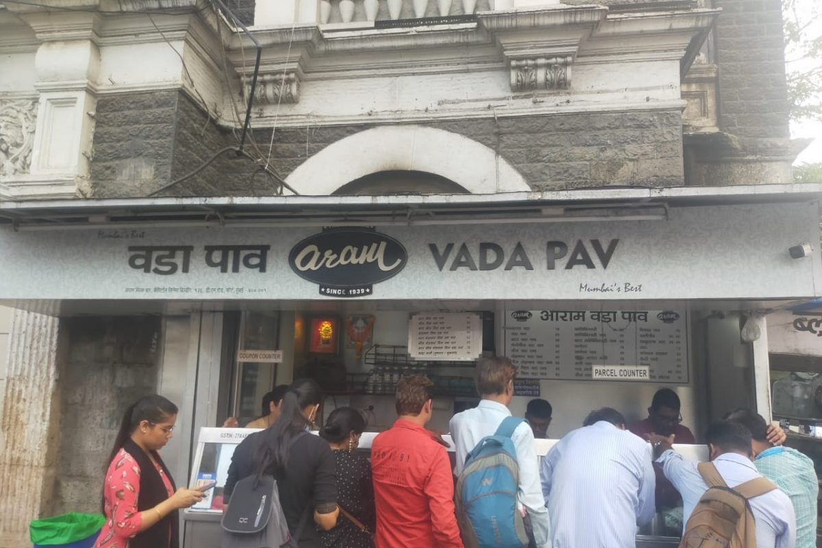 हजारो मुंबईकरांची एकच पसंती 'आराम' वडपाव! काय आहे खासियत 'या' वडापावची?, वाचा SPECIAL REPORT