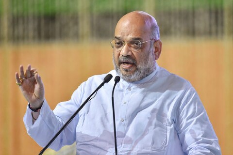 महाराष्ट्रात सत्ता स्थापनाचा आनंद साजरा करीत असतानाच भाजपला मोठा धक्का बसण्याची चिन्हं आहेत. 