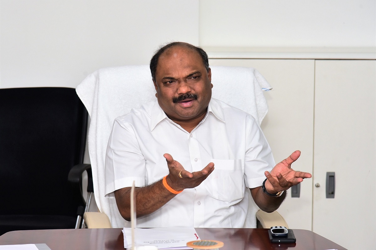 ईडीने याआधी परब यांची चौकशी केली होती. त्यानंतर आता पुन्हा एकदा अनिल परब यांना समन्स बजावण्यात आला आहे