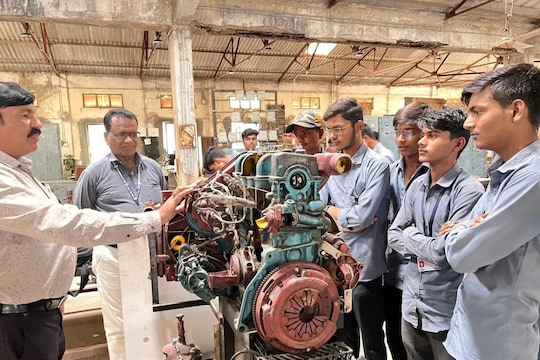 बीडच्या मुलांनो इकडे लक्ष द्या! इथल्या ITI मध्ये 1-2 वर्षांचा कोर्स संपताच, लगेच लागतो जाॅब, वाचा SPECIAL REPORT