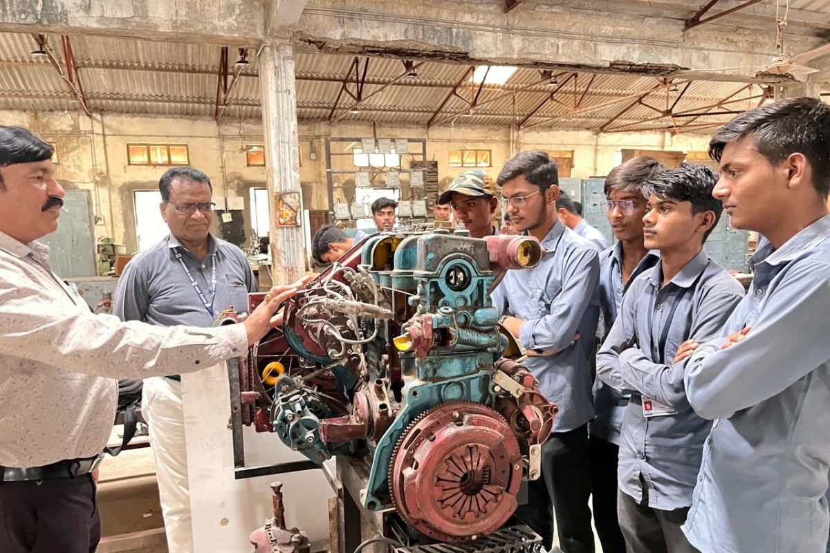 बीडच्या मुलांनो इकडे लक्ष द्या! इथल्या ITI मध्ये 1-2 वर्षांचा कोर्स संपताच, लगेच लागतो जाॅब, वाचा SPECIAL REPORT