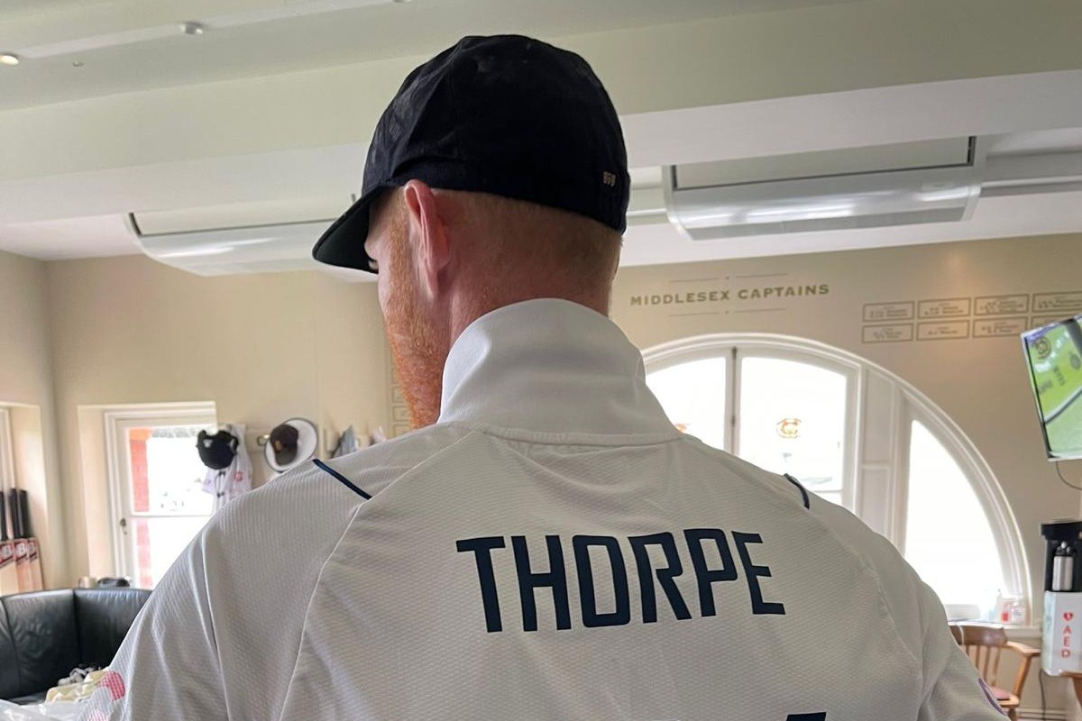 ENG vs NZ : बेन स्टोक्सने तोडली परंपरा, 'थोर्प'ची जर्सी घालून उतरला मैदानात, कारण...