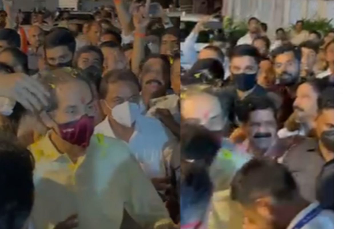 वर्षाचा कर्मचारी हात जोडून मुख्यमंत्र्यांसमोर उभाच राहीला, भावुक करणारा तो Video