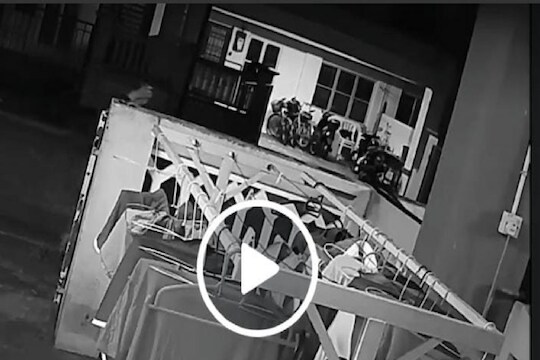 VIDEO - अचानक गायब होऊ लागले पुरुषांचे अंडरविअर; CCTV फुटेज पाहून बसला धक्का