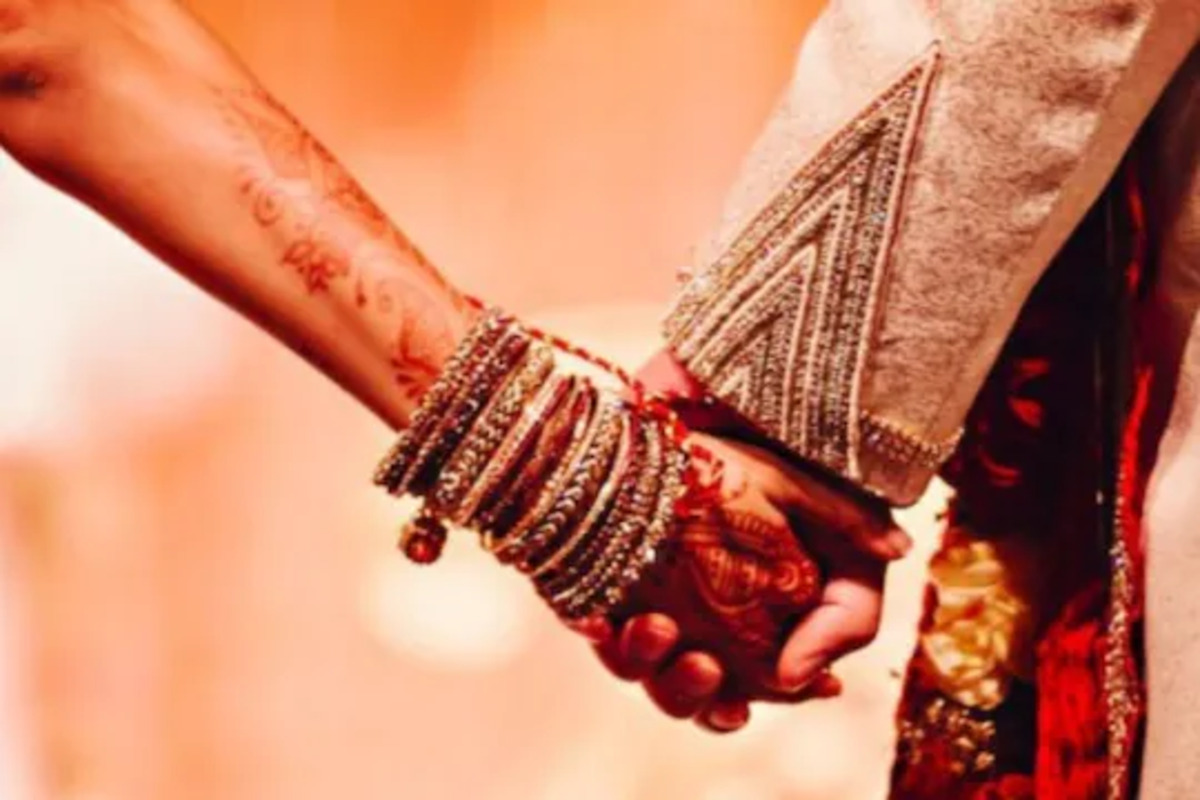 मित्राने लग्नात बोलावलं, पण वरातीत नेलंच नाही, रुसलेल्या दोस्ताने ठोकला 50 लाखांचा दावा