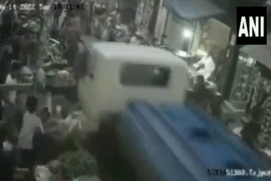 भाजीच्या बाजारात घुसला पाण्याचा टँकर, जमावाला तुडवतानाचा Live Video; अनेक जखमी