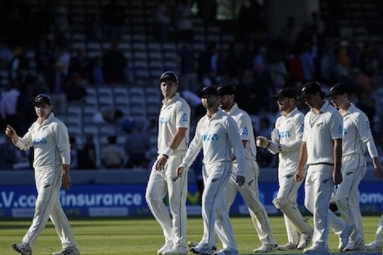 ENG vs NZ : कॅप्टन बदलल्यानंतरही इंग्लंडचे हाल कायम, बॉलर्सच्या मेहनतीवर काही तासांमध्येच पाणी