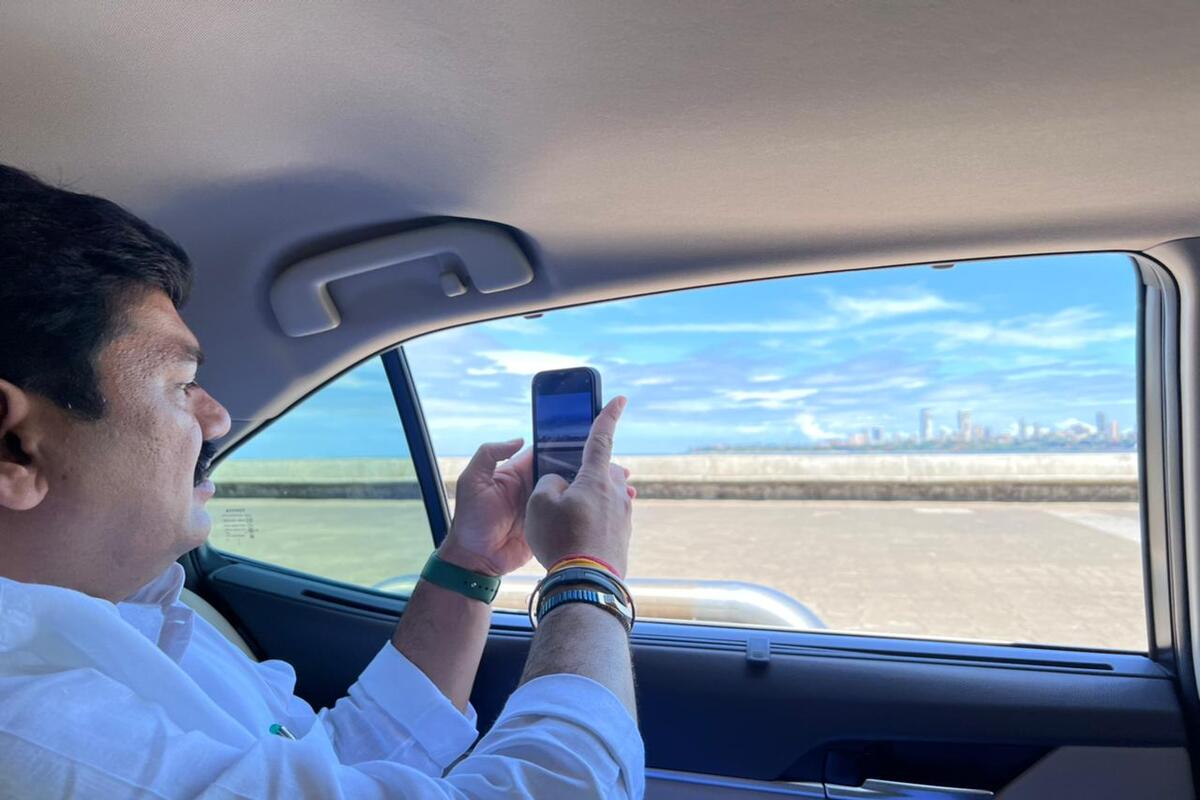 Dhananjay Munde : मुंबईत 'हे' दृश्य दिसलं आणि धनंजय मुंडेंना व्हावं लागलं फोटोग्राफर