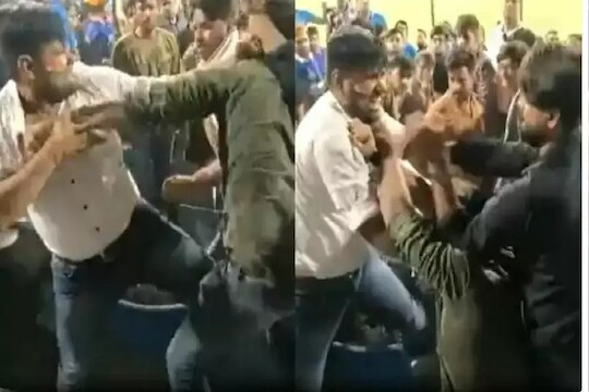 IND vs SA : क्रिकेट मॅचच्या दरम्यान स्टेडिअममध्येच भिडले फॅन्स, लाथाबुक्यांनी केली मारहाण! VIDEO