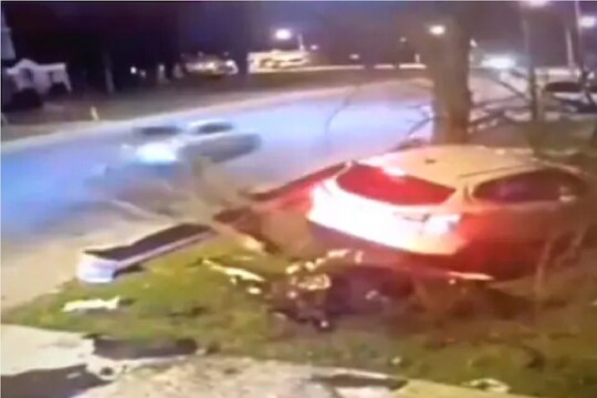 OMG! हवेत उडत थेट झाडावर लँड झाली कार; अंगावर काटा आणणारा Video