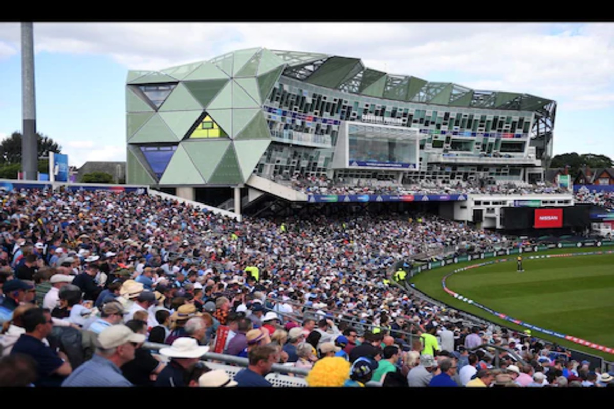 क्रिकेट सामन्यादरम्यान प्रेक्षक एकमेकांमध्ये भिडले, लाथा-बुक्क्यांनी हाणामारी, पाहा VIDEO