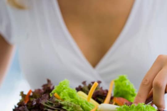 Superfood For Women : वेगवेगळ्या वयोगटानुसार महिलांचा आहार कसा असावा?