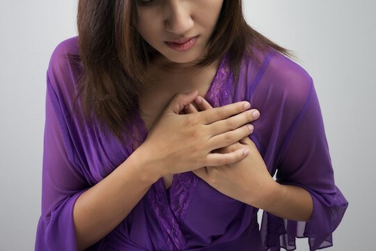 `या` कारणांमुळे महिलांना येऊ शकतो Heart Attack ; लक्षणांकडे दुर्लक्ष नकोच