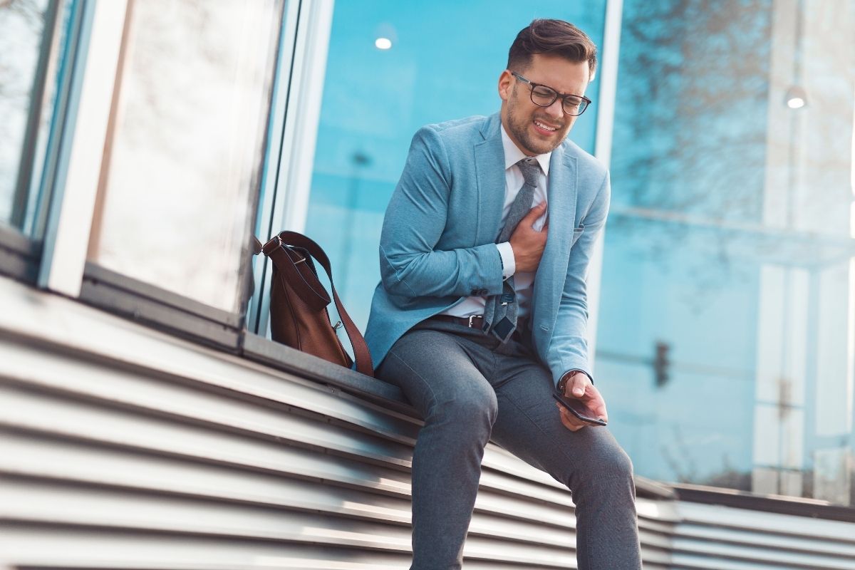 Heart Attack ची लक्षणे आणि पहिल्या 15 मिनिटांतील उपाय वाचवू शकतात जीव! फक्त एक काम करा